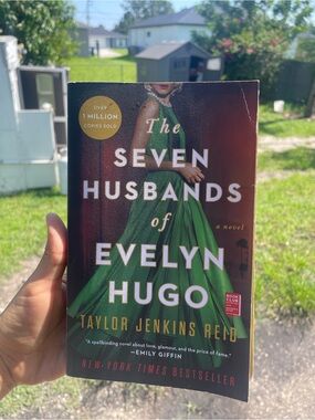 The Seven Husbands of Evelyn Hugo by Taylor Jenkins Reid - Green Paperback